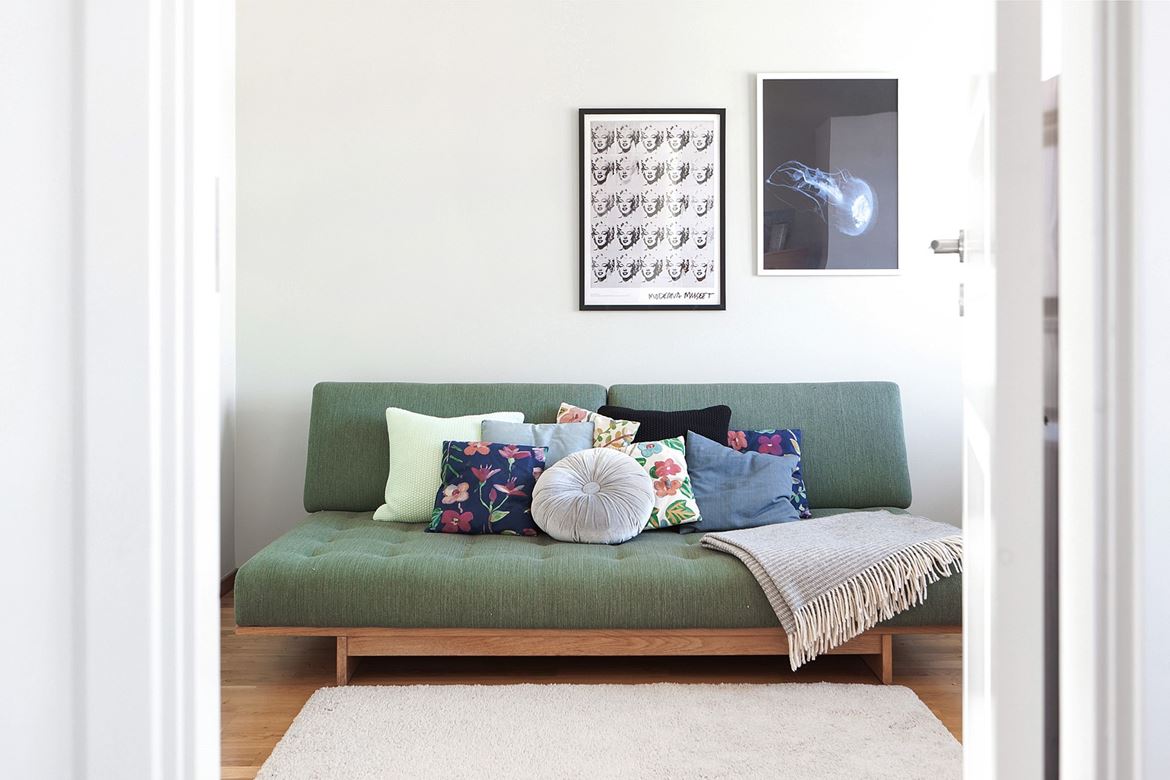 grön soffa med kuddar