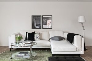 foto på vit soffa och soffbord