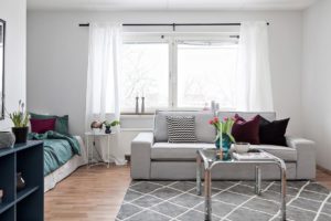 vardagsrum och grå soffa