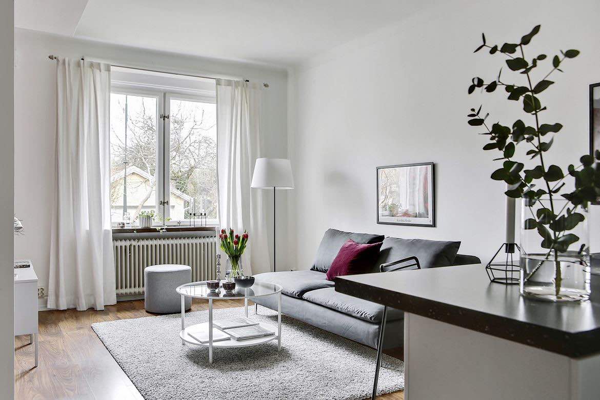 vardagsrum med grå soffa
