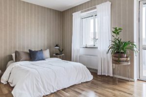 Dubbelsäng med vitt påslakan