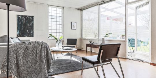 Vardagsrum med grå matta