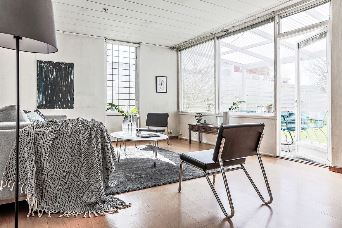 Vardagsrum med grå matta