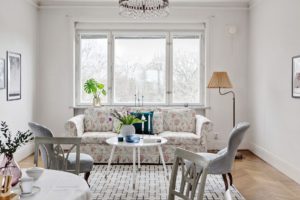 Blommig soffa i vardagsrum
