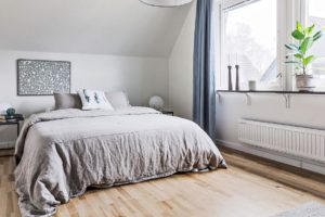 Sovrum med grått överkast