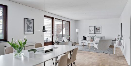 vardagsrum styling ljust matbord