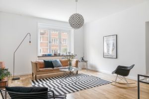 nyrenoverat vardagsrum ljus parkett lädersoffa