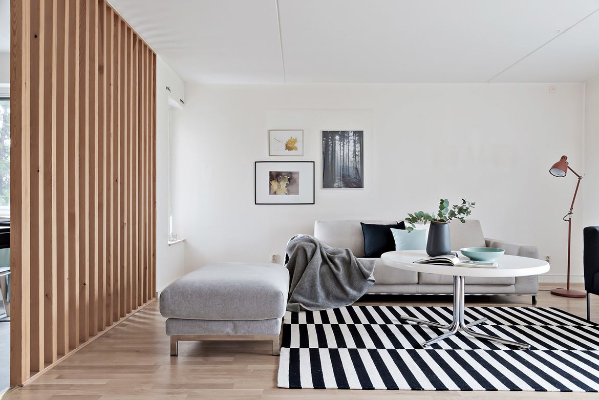 vardagsrum grå soffa randig matta styling