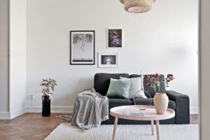 Vardagsrum mörkgrå soffa detaljer styling