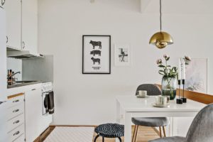 litet kök inredning guldlampa
